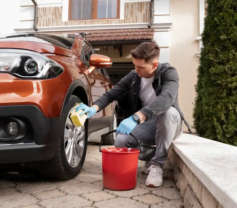 Lavage auto à domicile Sainte-Marguerite-de-Carrouges : professionnel intervenant sur un véhicule